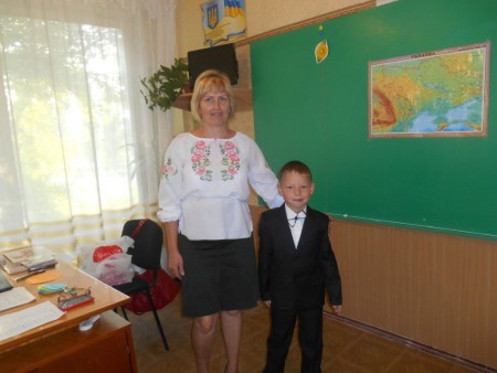 Учень 1-Б Півень Юрчик  з учителькою 